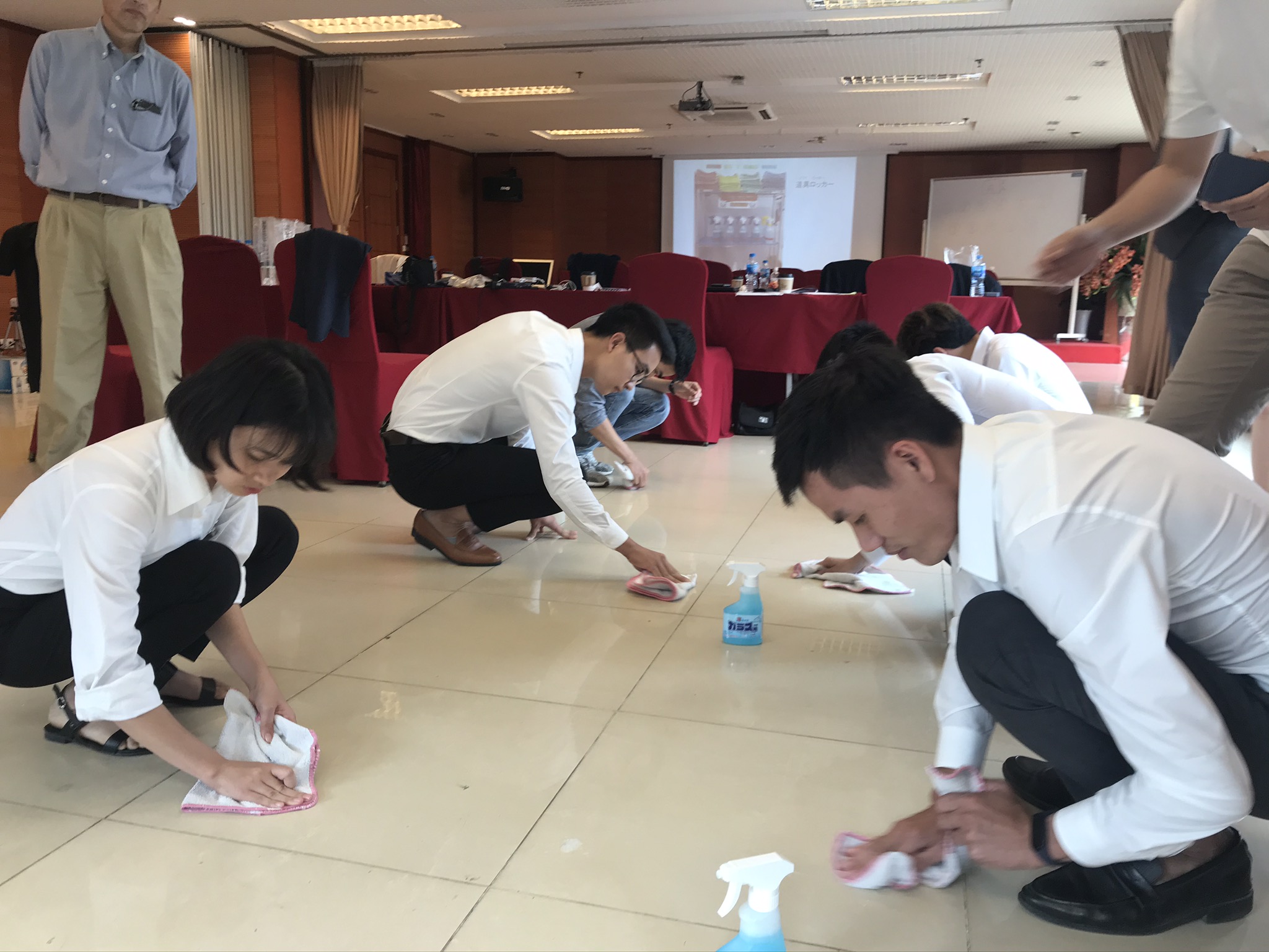 出国前研修で清掃を学ぶ候補者たち