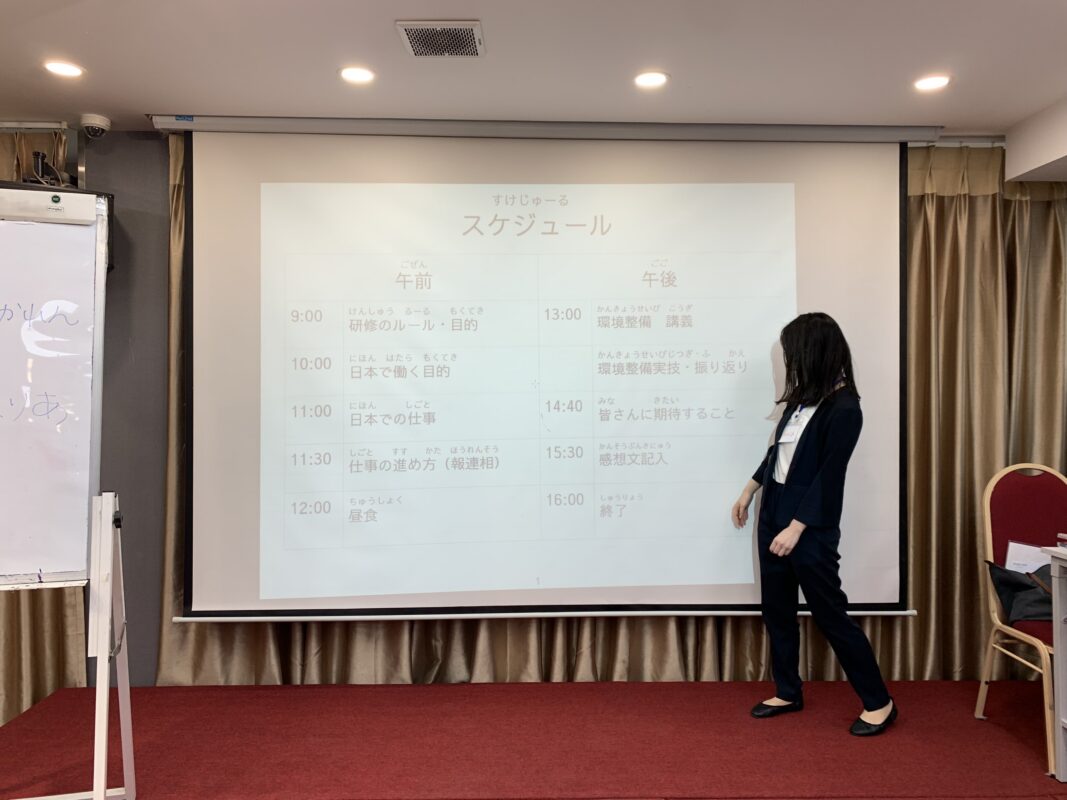 出国前研修で日本での働き方を説明する講師