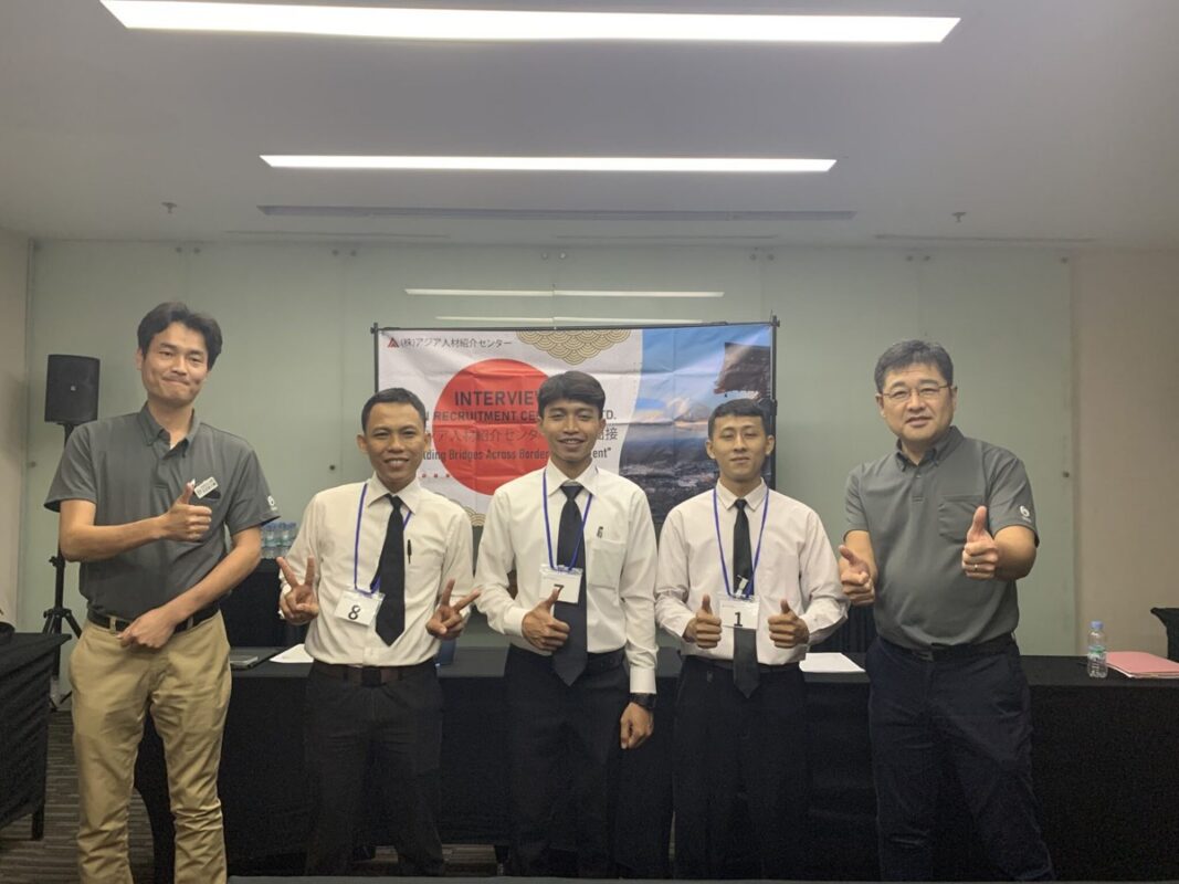 現地採用面接会での内定者と企業担当者